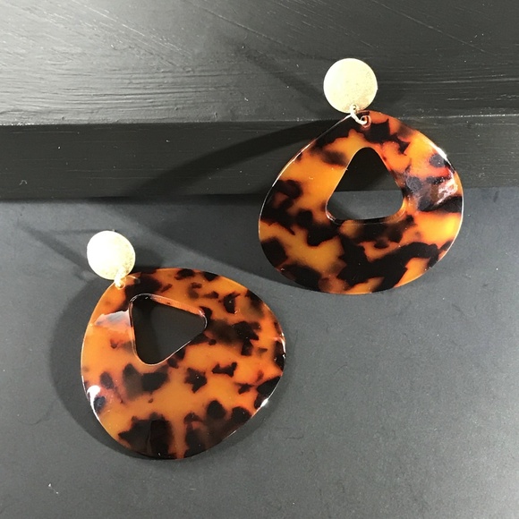 CLOSET REHAB Jewelry - 🆑 Modified Triangle Tortoise Drop Earrings